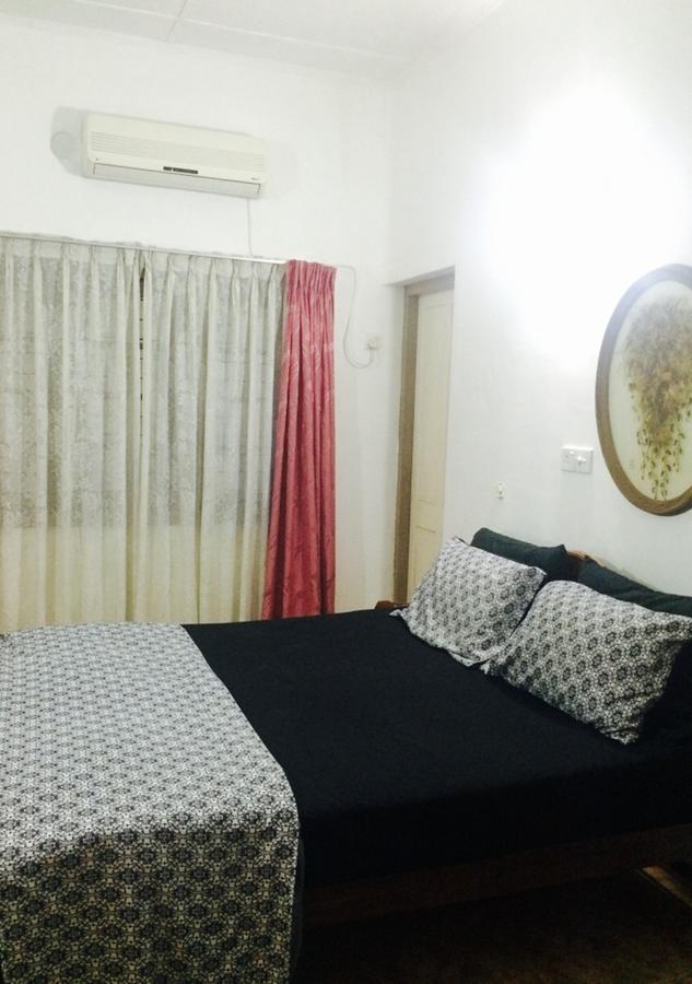 Colombo Lavinia Beach Hostel Dehiwala-Mont Lavinia Extérieur photo